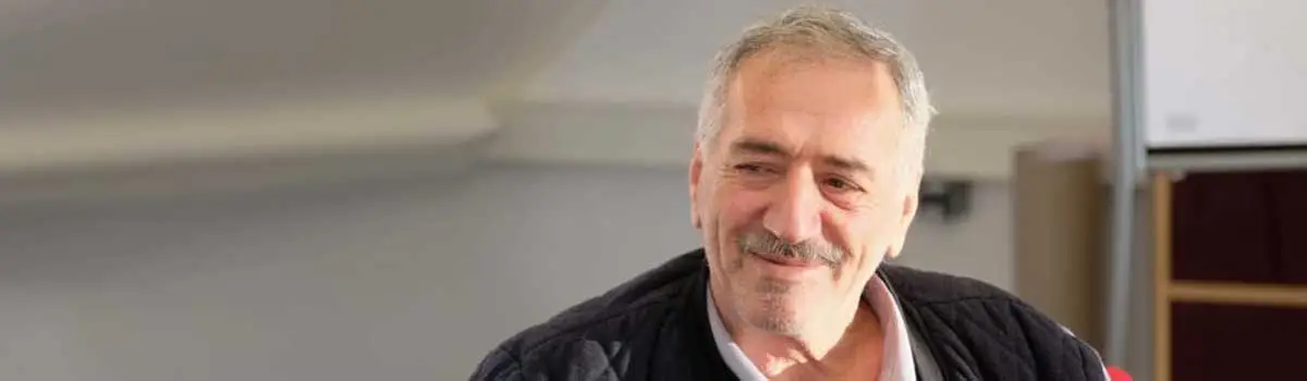 Ein Mann im Portrait im mittleren Alter