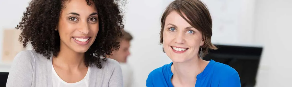 Zwei Frauen im Portrait blicken frontal in die Kamera