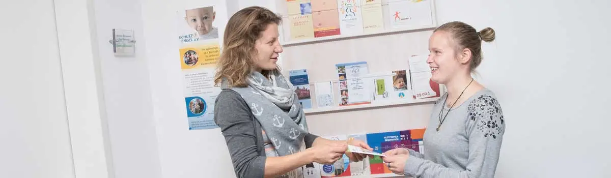 Ein Beratungsgespräch zwischen zwei Frauen in einem Büro