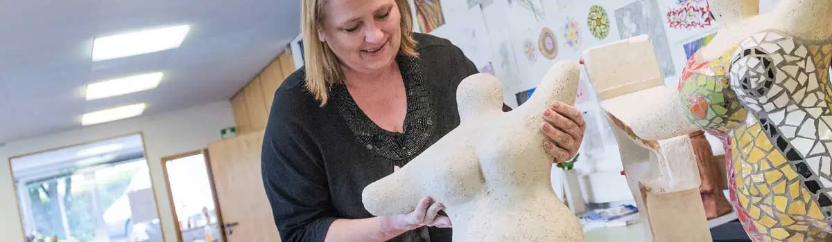 Eine Frau gestaltet eine Keramik in einer Werkstatt