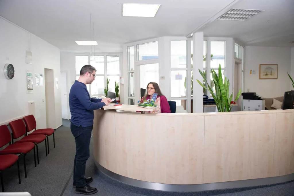 Ein Kunde am Tresen der bequa, Büroservice