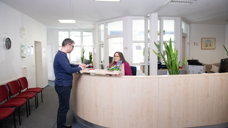 Ein Kunde am Tresen der bequa, Büroservice