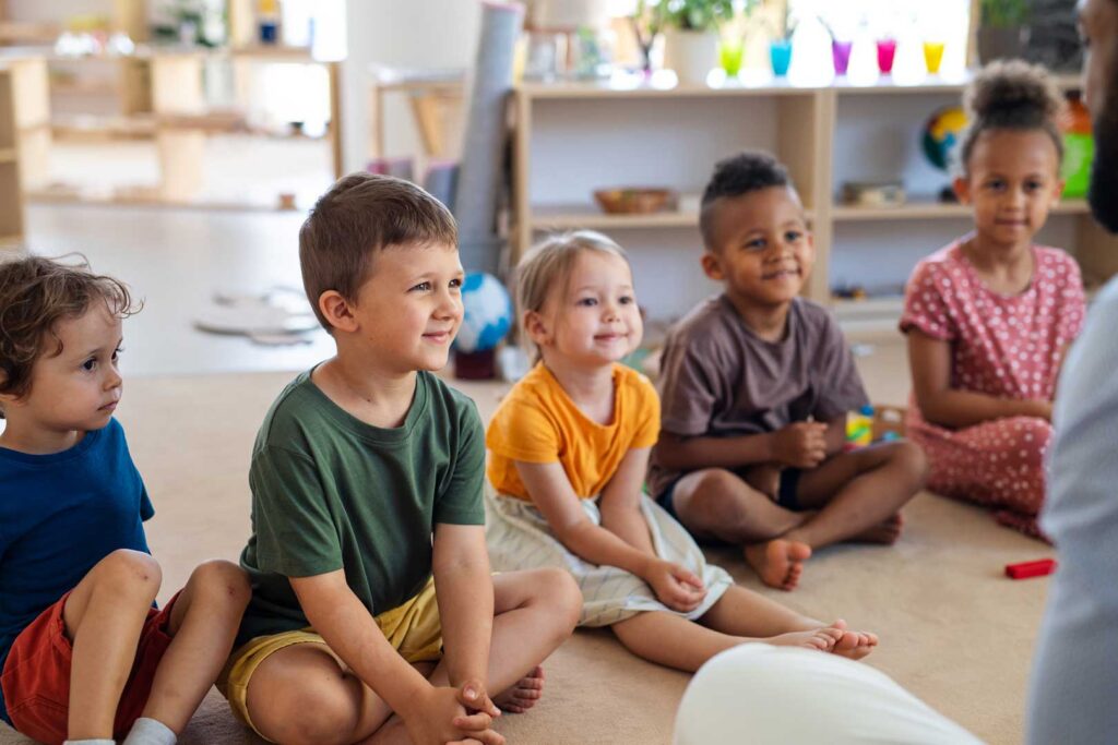 Kinder im Kindergarten sitzen im Kreis